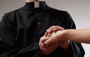 Prifti kryen marrëdhënie seksuale me jetimen 14-vjeçare, por gjykata thotë se ishte “dashuri”