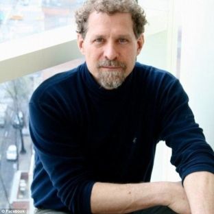 Arkitekti bie nga kati i 42 i ndërtesës