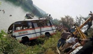 21 të vdekur pas rënies së autobusit në liqen