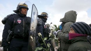 Policia franceze përleshet me migrantët