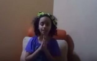 Jemenasja 10 vjeçe përlot botën, “Nuk dua të jetë radha ime për të vdekur” [video]