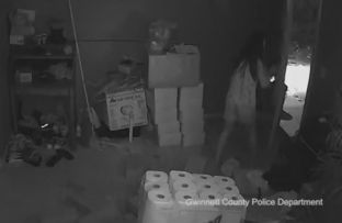 I hyjnë hajdutët në shtëpi, gruaja i pret me pistolete [video]