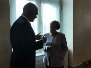 Merkel takon liderët e “rrugës ballkanike” për çështjen e migrantëve