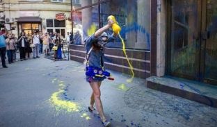  Rikthehen protestat e “revolucionit shumëngjyrësh”