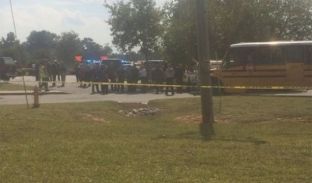 Adoleshenti në SHBA vret babanë, plagos 2 nxënës e një mësuese