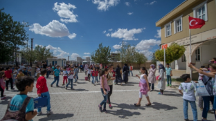 Në Turqi ndjekin rregullisht shkollën 450 mijë fëmijë sirianë