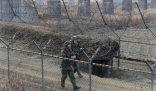 Ushtari verikorean ik në këmbë deri në atë të Jugut