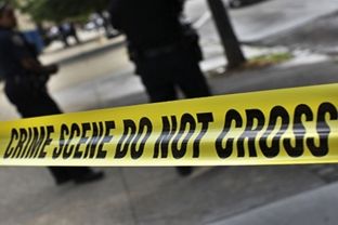 Adoleshenti vret prindërit dhe 17 persona të tjerë