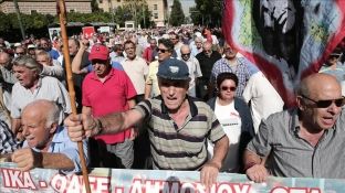 Gaz lotsjellës ndaj pensionistëve protestues në Athinë