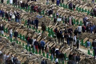 Holanda mohon përgjegjësinë për qindra të vdekur në Srebrenicë
