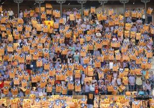 Parlamenti katalonjas aprovon referendumin për pavarësi