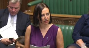 Fjalimi emocional i deputetes britanike për vdekjen e vajzës [video]