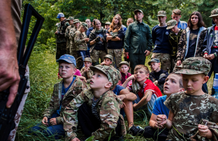 Kampi i këngës dhe i kallashnikovëve [foto]