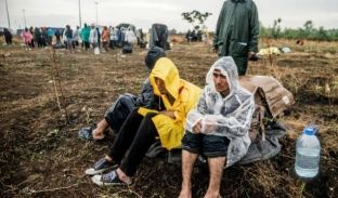 Mbi 100 emigrantë të ngujuar në kufi me Serbinë