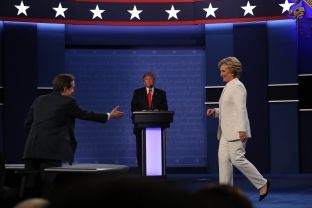 Debati i fundit Clinton – Trump pa shtrëngim duarsh dhe me akuza