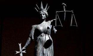 Përdhunoi të bijën, burgoset për 1500 vjet