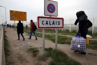Franca fillon të largojë emigrantët nga kampi në Calais