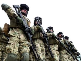 Britania e SHBA dërgojnë trupa, tanke e aeroplanë në kufi me Rusinë