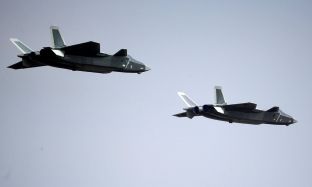 Edhe Kina demonstron forcën, prezanton avionin luftarak J-20 [video]