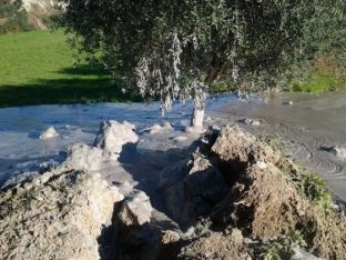Pas tërmeteve në Itali shpërthen balta vullkanike [foto]