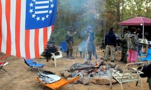 Grup paramilitarësh përgatiten për të mbrojtur votën e Trumpit