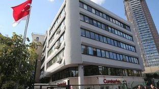  Në pritje të gjykimit, stafi i gazetës Cumhuriyet dërgohet në burg
