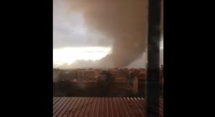 Pas tërmeteve, tornado shkatërrimtar në Itali [video]