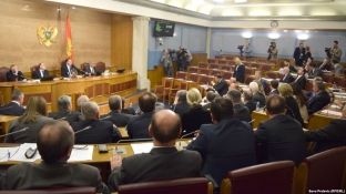 Parlamenti i Malit të Zi konstituohet pa opozitën