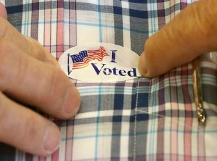 Doktorët po ndihmojnë pacientët e sëmurë që të votojnë