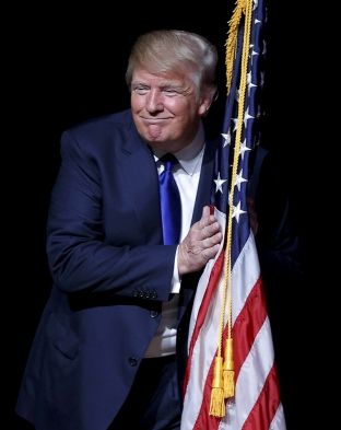 Trump mposht bindshëm Clintonin në shtetet e para