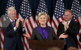 Clinton pranon humbjen, i ofron mbështetje Trumpit