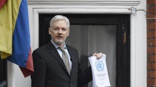 Assange merret sot në pyetje nën akuzat për përdhunim