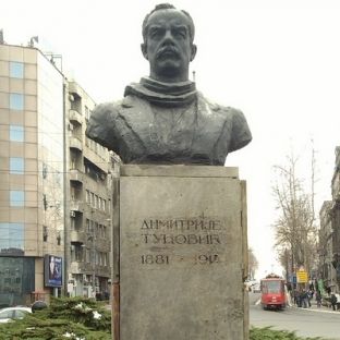 Tucoviqit, denoncuesit të krimeve serbe mbi shqiptarët, i hiqet shtatorja nga Beogradi