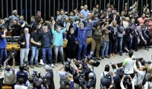 Protestuesit në Brazil kërkojnë kthimin e regjimit ushtarak