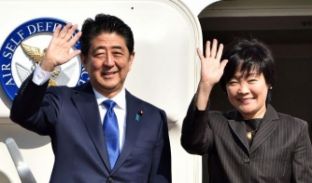 Kryeministri japonez i pari lider që takon Trumpin