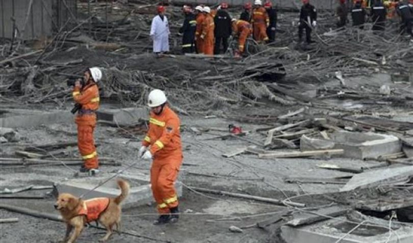 67 persona në Kinë humbin jetën pas rrëzimit të skeleve