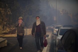 Flakët përhapen në Izrael, mbi 80 mijë të evakuuar