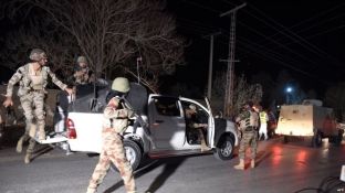  Nga sulmi në xhami – 4 militantë dhe 2 ushtarë të vrarë