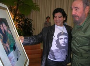 Maradona vajton vdekjen e “babait të dytë”, Fidel Castro