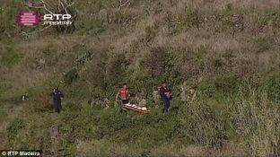 Vdes turistja britanike pasi bie nga 100 metra në një mal në Portugali