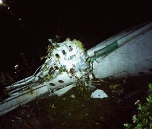 Rrëzohet aeroplani me 81 persona, raportohet për të mbijetuar