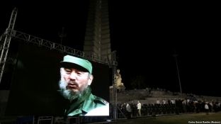Hiri i Castros udhëton 900 km deri te vendi ku do të varroset