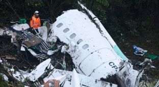 Tekniku i avionit të rrëzuar tregon si mbeti gjallë