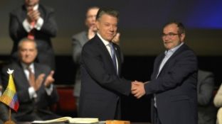Parlamenti kolumbian miratoi  marrëveshjen e re me grupin rebel FARC