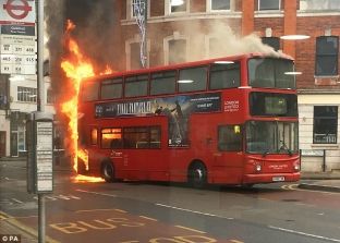 Autobusi me 300 litra naftë përfshihet nga flakët në Londër