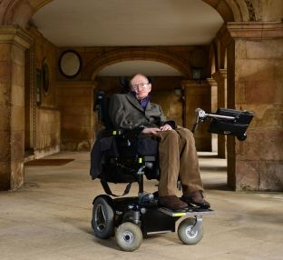 Stephen Hawking lëshohet nga spitali në Romë