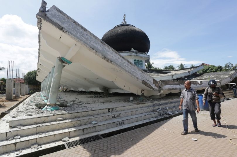 Hip në rreth 100 numri i viktimave të tërmetit në Indonezi