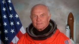 Vdiq astronauti i parë amerikan John Glenn
