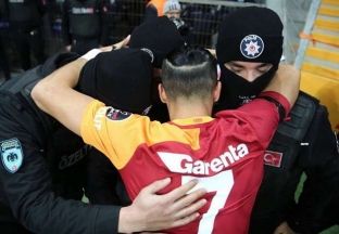 Ylli i Galatasarayt feston golin me policët, nderon viktimat e shpërthimeve në Stamboll