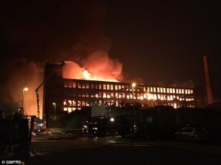 Zjarr i madh në një fabrikë në Manchester, dyshohet se brenda ka njerëz [video]